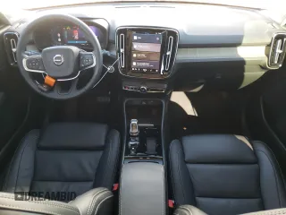 2023 Volvo XC40 Ultimate Dark Theme z VIN YV4L12UX4P2003752, wystawiony jako Copart lot #80270204 z przebiegiem 6194 mil mil oraz Szkody całkowita. Historia ofert i sprzedaży dostępna na DreamBid. Obrazek 9.