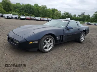 1988 Chevrolet Corvette z VIN 1G1YY218XJ5122454, wystawiony jako Copart lot #57773835 z przebiegiem 90 807 mil mil oraz Czysty tytuł • Clean title. Historia ofert i sprzedaży dostępna na DreamBid. Obrazek 1.