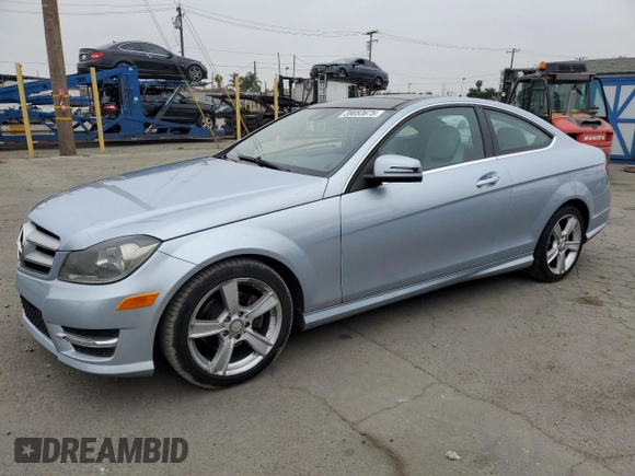2013 Mercedes-Benz C 250 z VIN WDDGJ4HB8DG000369, wystawiony jako Copart lot #59053675 z przebiegiem 89 217 mil mil oraz Szkoda całkowita • Salvage title. Historia ofert i sprzedaży dostępna na DreamBid. Obrazek 1.