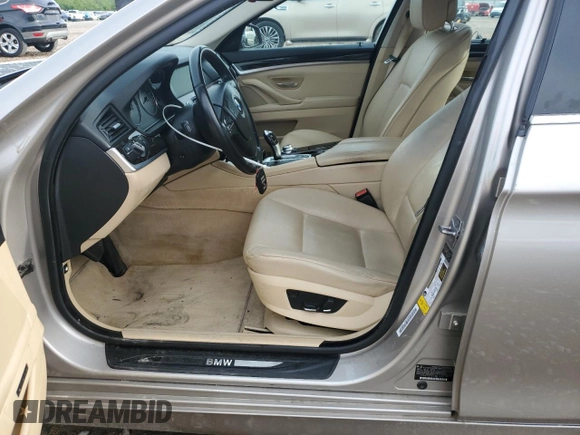 2011 BMW 5 Series 535i z VIN WBAFR7C51BC607779, wystawiony jako Copart lot #55216495 z przebiegiem 130 784 mil mil oraz Szkody całkowita. Historia ofert i sprzedaży dostępna na DreamBid. Obrazek 7.