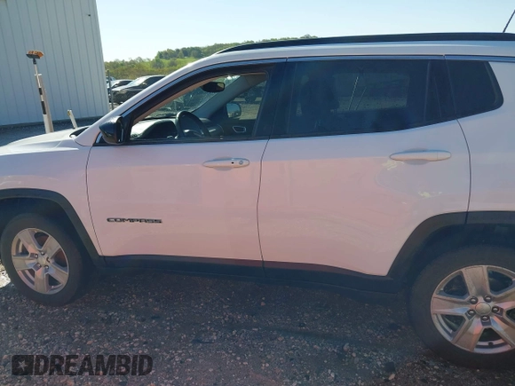 2022 Jeep Compass Latitude z VIN 3C4NJDBB2NT236443, wystawiony jako IAAI lot #42030411 z przebiegiem 57 223 mil mil oraz . Historia ofert i sprzedaży dostępna na DreamBid. Obrazek 14.