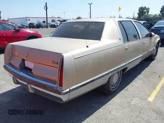 1995 Cadillac Fleetwood z VIN 1G6DW52P2SR713135, wystawiony jako IAAI lot #42352917 z przebiegiem 72 919 mil mil oraz . Historia ofert i sprzedaży dostępna na DreamBid. Obrazek 4.