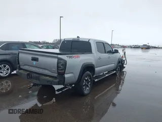2020 Toyota Tacoma SR5 z VIN 3TMCZ5AN9LM290069, wystawiony jako IAAI lot #41938380 z przebiegiem 131 439 mil mil oraz . Historia ofert i sprzedaży dostępna na DreamBid. Obrazek 4.