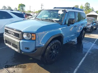 2024 Toyota Land Cruiser z VIN JTEABFAJ7RK003144, wystawiony jako IAAI lot #42040885 z przebiegiem 4 749 mil mil oraz . Historia ofert i sprzedaży dostępna na DreamBid. Obrazek 17.