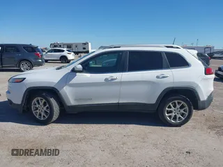 2016 Jeep Cherokee Latitude z VIN 1C4PJLCS0GW138381, wystawiony jako IAAI lot #41844589 z przebiegiem 100 991 mil mil oraz . Historia ofert i sprzedaży dostępna na DreamBid. Obrazek 14.