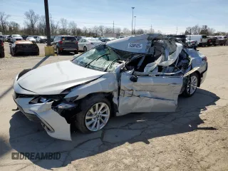 2024 Toyota Camry LE z VIN 4T1C11AK0RU197821, wystawiony jako Copart lot #52981825 z przebiegiem 35 396 mil mil oraz Szkody całkowita. Historia ofert i sprzedaży dostępna na DreamBid. Obrazek 1.