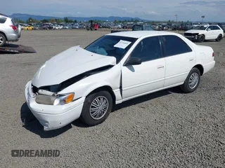 1999 Toyota Camry LE z VIN 4T1BG22K0XU862535, wystawiony jako IAAI lot #42116856 z przebiegiem 186 094 mil mil oraz . Historia ofert i sprzedaży dostępna na DreamBid. Obrazek 2.