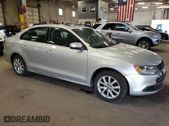 2013 Volkswagen Jetta SE z VIN 3VWDX7AJ5DM255319, wystawiony jako Copart lot #53966435 z przebiegiem 155 561 mil mil oraz Szkoda całkowita • Salvage title. Historia ofert i sprzedaży dostępna na DreamBid. Obrazek 4.