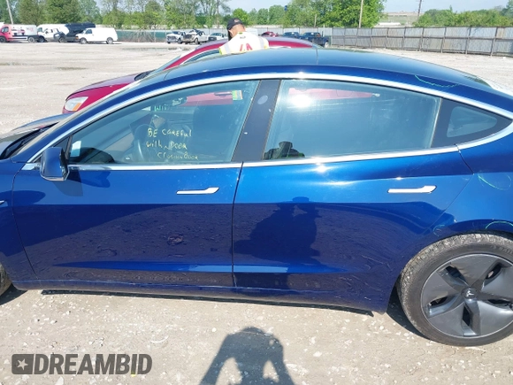 2018 Tesla Model 3 Long Range Battery z VIN 5YJ3E1EB0JF064945, wystawiony jako IAAI lot #42198286 z przebiegiem 35 112 mil mil oraz . Historia ofert i sprzedaży dostępna na DreamBid. Obrazek 15.