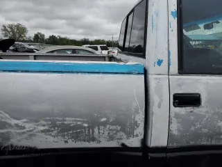 1989 GMC Sierra 2500 z VIN 1GTGK24K8KE532683, wystawiony jako Copart lot #51434114 z przebiegiem 79 134 mil mil oraz Szkody całkowita. Historia ofert i sprzedaży dostępna na DreamBid. Obrazek 11.