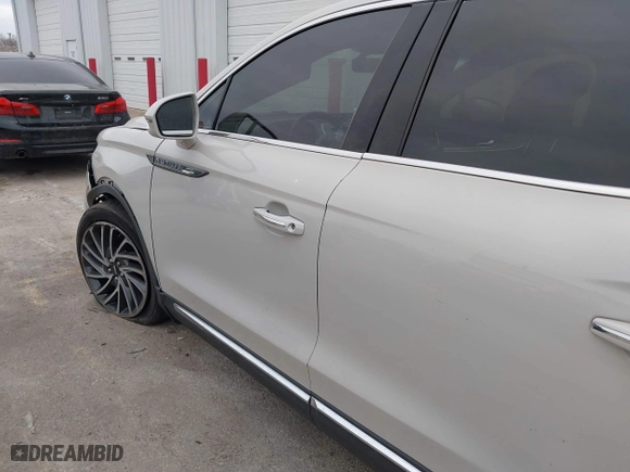 2019 Lincoln Nautilus Reserve with VIN 2LMPJ8LP3KBL17646, listed as a IAAI auction lot 41688302 with 92,208 mi miles. Bid and sale history available at carsss.com. Image 12.