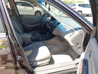 1998 Honda Accord EX z VIN 1HGCG1658WA042017, wystawiony jako IAAI lot #42263347 z przebiegiem 109 364 mil mil oraz . Historia ofert i sprzedaży dostępna na DreamBid. Obrazek 5.