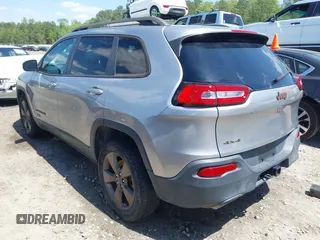 2017 Jeep Cherokee Latitude z VIN 1C4PJMCS8HW525476, wystawiony jako IAAI lot #42001328 z przebiegiem 121 665 mil mil oraz . Historia ofert i sprzedaży dostępna na DreamBid. Obrazek 3.