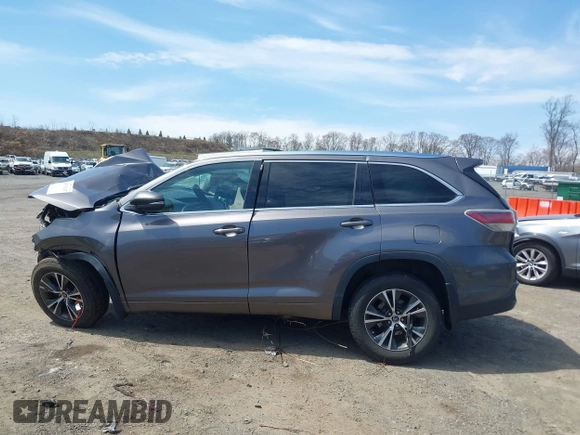 2016 Toyota Highlander XLE z VIN 5TDJKRFH8GS231543, wystawiony jako IAAI lot #42071117 z przebiegiem Nie podano mil oraz . Historia ofert i sprzedaży dostępna na DreamBid. Obrazek 14.