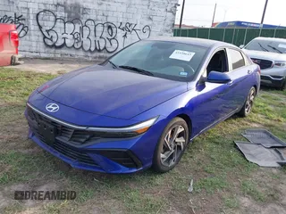2024 Hyundai Elantra SEL z VIN KMHLS4DG2RU821902, wystawiony jako IAAI lot #41938643 z przebiegiem 6 381 mil mil oraz . Historia ofert i sprzedaży dostępna na DreamBid. Obrazek 17.