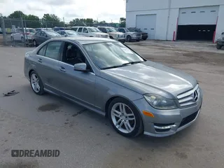 2013 Mercedes-Benz C 250 Sport z VIN WDDGF4HB5DR281603, wystawiony jako IAAI lot #42490183 z przebiegiem 179 481 mil mil oraz . Historia ofert i sprzedaży dostępna na DreamBid. Obrazek 1.