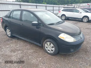 2009 Nissan Versa 1.6 z VIN 3N1CC11E29L453804, wystawiony jako IAAI lot #42447783 z przebiegiem 62 781 mil mil oraz . Historia ofert i sprzedaży dostępna na DreamBid. Obrazek 1.