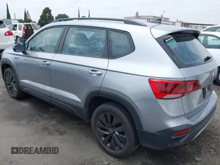 2024 Volkswagen Taos S z VIN 3VV5X7B26RM037123, wystawiony jako IAAI lot #42447853 z przebiegiem 32 395 mil mil oraz . Historia ofert i sprzedaży dostępna na DreamBid. Obrazek 3.