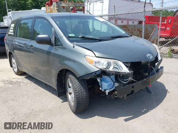 2012 Toyota Sienna z VIN 5TDZK3DC8CS274703, wystawiony jako IAAI lot #39643784 z przebiegiem 111 572 mil mil oraz . Historia ofert i sprzedaży dostępna na DreamBid. Obrazek 1.