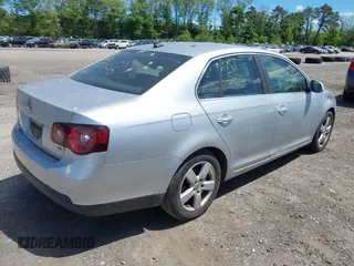 2008 Volkswagen Jetta SE z VIN 3VWRZ71K58M044121, wystawiony jako IAAI lot #42317882 z przebiegiem Nie podano mil oraz . Historia ofert i sprzedaży dostępna na DreamBid. Obrazek 4.