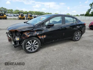 2021 Nissan Versa SV z VIN 3N1CN8EVXML881853, wystawiony jako Copart lot #60497165 z przebiegiem 48 631 mil mil oraz Czysty tytuł • Clean title. Historia ofert i sprzedaży dostępna na DreamBid. Obrazek 1.