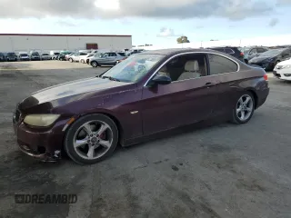 2008 BMW 3 Series 328i z VIN WBAWV13578P118345, wystawiony jako Copart lot #52437355 z przebiegiem 151 398 mil mil oraz Czysty tytuł • Clean title. Historia ofert i sprzedaży dostępna na DreamBid. Obrazek 1.