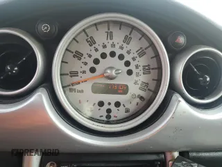 2006 MINI Hardtop z VIN WMWRC33546TK65323, wystawiony jako Copart lot #58930785 z przebiegiem 173 105 mil mil oraz Szkoda całkowita • Salvage title. Historia ofert i sprzedaży dostępna na DreamBid. Obrazek 9.