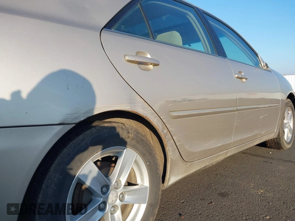 2005 Toyota Camry STD z VIN 4T1BE32KX5U015451, wystawiony jako IAAI lot #41426370 z przebiegiem 255 358 mil mil oraz . Historia ofert i sprzedaży dostępna na DreamBid. Obrazek 6.