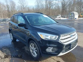 2018 Ford Escape SE z VIN 1FMCU9GD3JUD24838, wystawiony jako IAAI lot #41642922 z przebiegiem 125 876 mil mil oraz . Historia ofert i sprzedaży dostępna na DreamBid. Obrazek 1.