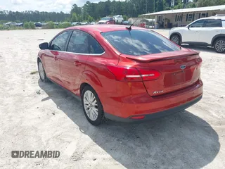 2018 Ford Focus Titanium z VIN 1FADP3J23JL295888, wystawiony jako IAAI lot #42524088 z przebiegiem 108 812 mil mil oraz . Historia ofert i sprzedaży dostępna na DreamBid. Obrazek 3.