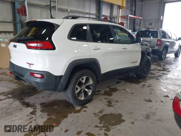 2016 Jeep Cherokee Trailhawk z VIN 1C4PJMBS6GW242123, wystawiony jako IAAI lot #41156712 z przebiegiem 136 596 mil mil oraz . Historia ofert i sprzedaży dostępna na DreamBid. Obrazek 4.