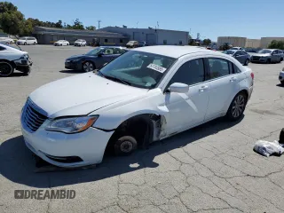2014 Chrysler 200 Touring с VIN 1C3CCBBG6EN106672, выставлен на аукционе Copart как лот 63793585 с пробегом 156 694 миль миль и Списание • Salvage title. История ставок и продаж доступна на DreamBid. Изображение 1.