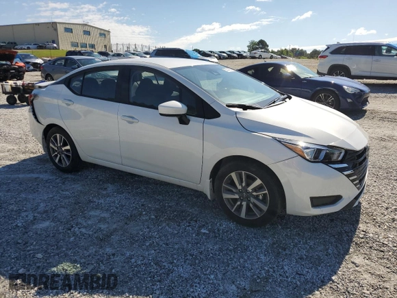 2024 Nissan Versa SV z VIN 3N1CN8EV6RL877256, wystawiony jako Copart lot #55314635 z przebiegiem 4 750 mil mil oraz Szkoda całkowita • Salvage title. Historia ofert i sprzedaży dostępna na DreamBid. Obrazek 4.