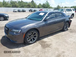2015 Chrysler 300 S z VIN 2C3CCABGXFH859898, wystawiony jako IAAI lot #42275542 z przebiegiem 164 402 mil mil oraz . Historia ofert i sprzedaży dostępna na DreamBid. Obrazek 2.