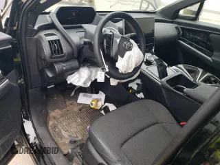 2023 Toyota bZ4X XLE z VIN JTMAAAAA2PA026988, wystawiony jako Copart lot #51482434 z przebiegiem 7 200 mil mil oraz Szkoda całkowita • Salvage title. Historia ofert i sprzedaży dostępna na DreamBid. Obrazek 8.