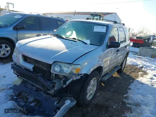 2007 Ford Escape XLT with VIN 1FMCU03127KA61978, listed as a IAAI auction lot 41371360 with 179,025 mi miles. Bid and sale history available at carsss.com. Image 2.