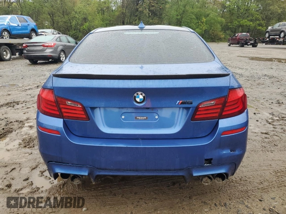2013 BMW M5 z VIN WBSFV9C58DC772945, wystawiony jako Copart lot #55759565 z przebiegiem 78 125 mil mil oraz Tytuł czysty. Historia ofert i sprzedaży dostępna na DreamBid. Obrazek 6.
