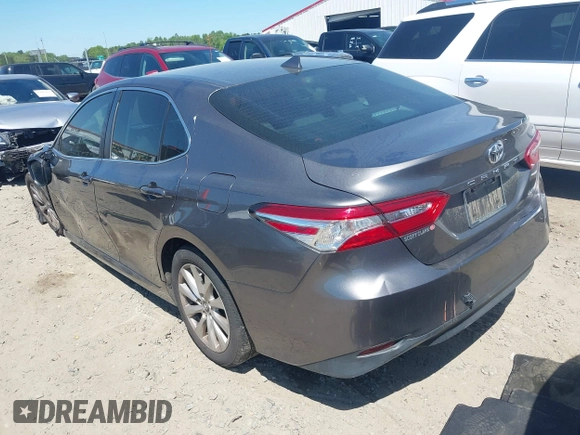 2019 Toyota Camry LE z VIN 4T1B11HK4KU797720, wystawiony jako IAAI lot #42053830 z przebiegiem 102 558 mil mil oraz . Historia ofert i sprzedaży dostępna na DreamBid. Obrazek 3.