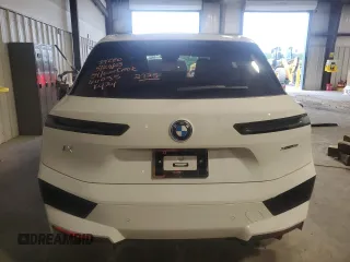 2023 BMW iX xDrive50 z VIN WB523CF0XPCM62725, wystawiony jako Copart lot #58658353 z przebiegiem 1203 mil mil oraz . Historia ofert i sprzedaży dostępna na DreamBid. Obrazek 6.