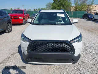 2022 Toyota Corolla Cross LE z VIN 7MUCAAAG3NV012231, wystawiony jako IAAI lot #42022931 z przebiegiem 30 335 mil mil oraz . Historia ofert i sprzedaży dostępna na DreamBid. Obrazek 12.