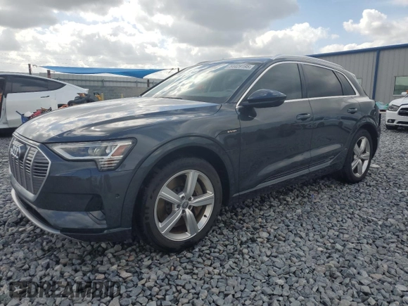 2019 Audi e-tron Premium Plus z VIN WA1LAAGE8KB024694, wystawiony jako Copart lot #54429195 z przebiegiem 46 534 mil mil oraz Szkoda całkowita • Salvage title. Historia ofert i sprzedaży dostępna na DreamBid. Obrazek 1.