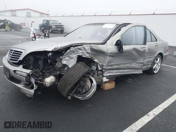 2004 Mercedes-Benz S-Class 5.0L with VIN WDBNG84J24A404189, listed as a IAAI auction lot 41337556 with 142,962 mi miles. Bid and sale history available at carsss.com. Image 2.