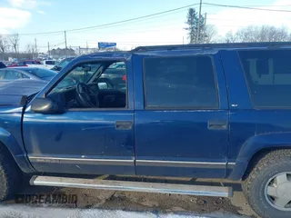 1998 GMC Suburban with VIN 1GKFK16R7WJ700525, listed as a IAAI auction lot 41305248 with 205,300 mi miles. Bid and sale history available at carsss.com. Image 14.