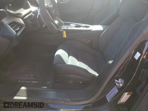 2023 Audi e-tron GT Premium Plus z VIN WAUFJBFW6P7002994, wystawiony jako Copart lot #50310483 z przebiegiem 1682 mil mil oraz . Historia ofert i sprzedaży dostępna na DreamBid. Obrazek 7.