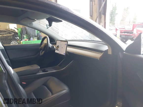 2020 Tesla Model Y Long Range z VIN 5YJYGDEE8LF008945, wystawiony jako IAAI lot #41185905 z przebiegiem 31 916 mil mil oraz . Historia ofert i sprzedaży dostępna na DreamBid. Obrazek 5.