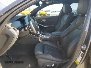 2019 BMW 3 Series 330i z VIN WBA5R1C57KFH22056, wystawiony jako Copart lot #49896985 z przebiegiem 58 311 mil mil oraz Szkody całkowita. Historia ofert i sprzedaży dostępna na DreamBid. Obrazek 7.