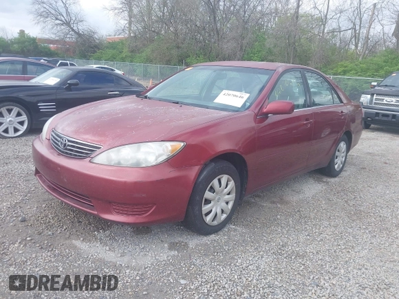 2005 Toyota Camry STD z VIN 4T1BE32K75U102935, wystawiony jako IAAI lot #42070646 z przebiegiem 298 125 mil mil oraz . Historia ofert i sprzedaży dostępna na DreamBid. Obrazek 2.