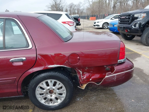 2005 Ford Crown Victoria LX with VIN 2FAFP74W25X106106, listed as a IAAI auction lot 41825793 with 175,740 mi miles. Bid and sale history available at carsss.com. Image 6.