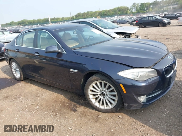 2012 BMW 5 Series 535i xDrive z VIN WBAFU7C55CDU57265, wystawiony jako IAAI lot #42410367 z przebiegiem 265 623 mil mil oraz . Historia ofert i sprzedaży dostępna na DreamBid. Obrazek 1.