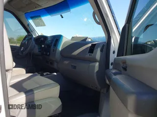 2018 Nissan NV Cargo S z VIN 1N6BF0KM6JN800780, wystawiony jako IAAI lot #42304093 z przebiegiem 113 557 mil mil oraz . Historia ofert i sprzedaży dostępna na DreamBid. Obrazek 5.